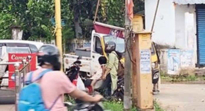 മാത്തൂർ ജംഗ്ഷനില് ബിഎസ്എൻഎൽ സ്ഥാപിച്ച പില്ലര് അപകടഭീതിയുയര്ത്തുന്നു മാത്തൂർ ജംഗ്ഷനില് ബിഎസ്എൻഎൽ സ്ഥാപിച്ച പില്ലര് അപകടഭീതിയുയര്ത്തുന്നു