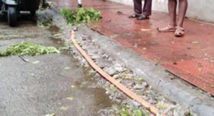 പന്തളം നഗരസഭാ ബസ്സ്റ്റാൻഡിന് സമീപത്തെ സിമന്റ് കൈവരി അപകടാവസ്ഥയില് പന്തളം നഗരസഭാ ബസ്സ്റ്റാൻഡിന് സമീപത്തെ സിമന്റ് കൈവരി അപകടാവസ്ഥയില്