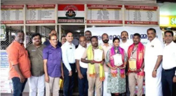 ബോധരഹിതയായ പെൺകുട്ടിയെ ആശുപത്രിയിലെത്തിച്ച് ജീവൻ രക്ഷിച്ച കെ.എസ്.ആർ.ടി.സി ജീവനക്കാർക്കും നേഴ്സിനും സ്വീകരണവും ആദരവും നൽകി പൗരാവലി ബോധരഹിതയായ പെൺകുട്ടിയെ ആശുപത്രിയിലെത്തിച്ച് ജീവൻ രക്ഷിച്ച കെ.എസ്.ആർ.ടി.സി ജീവനക്കാർക്കും നേഴ്സിനും സ്വീകരണവും ആദരവും നൽകി പൗരാവലി