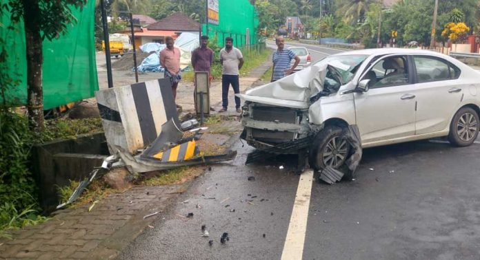 റാന്നിയിൽ നിയന്ത്രണം നഷ്ടപ്പെട്ട കാർ കലുങ്കിൽ ഇടിച്ചുണ്ടായ അപകടത്തില് ഒഴിവായത് വന് ദുരന്തം റാന്നിയിൽ നിയന്ത്രണം നഷ്ടപ്പെട്ട കാർ കലുങ്കിൽ ഇടിച്ചുണ്ടായ അപകടത്തില് ഒഴിവായത് വന് ദുരന്തം