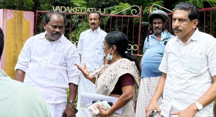 കല്ലേലി ജോര്ജ് ജോസഫ് മെമ്മോറിയല് യു.പി സ്കൂള് പരിസരത്ത് ആന ഇറങ്ങിയ സ്ഥലം ഡി.സി.സി നേതൃത്വത്തില് സന്ദര്ശിച്ചു കല്ലേലി ജോര്ജ് ജോസഫ് മെമ്മോറിയല് യു.പി സ്കൂള് പരിസരത്ത് ആന ഇറങ്ങിയ സ്ഥലം ഡി.സി.സി നേതൃത്വത്തില് സന്ദര്ശിച്ചു