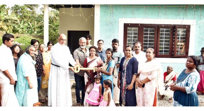 ഡോ. എം. എസ്. സുനിലിന്റെ 356 -മത് സ്നേഹഭവനം വിധവയായ അമ്പിളിക്കും മൂന്ന് പെൺകുഞ്ഞുങ്ങൾക്കും ഡോ. എം. എസ്. സുനിലിന്റെ 356 -മത് സ്നേഹഭവനം വിധവയായ അമ്പിളിക്കും മൂന്ന് പെൺകുഞ്ഞുങ്ങൾക്കും