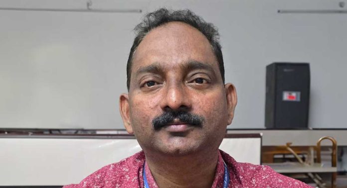 വിമാന ദുരന്തത്തിൽ കൊല്ലപ്പെട്ട മലയാളി നഴ്സ് രഞ്ജിതയെ അധിക്ഷേപിച്ച ജൂനിയർ സൂപ്രണ്ട് പവിത്രൻ സസ്പെൻഷനിലാകുന്നത് ഒരു വർഷത്തിനിടെ രണ്ടാം തവണ വിമാന ദുരന്തത്തിൽ കൊല്ലപ്പെട്ട മലയാളി നഴ്സ് രഞ്ജിതയെ അധിക്ഷേപിച്ച ജൂനിയർ സൂപ്രണ്ട് പവിത്രൻ സസ്പെൻഷനിലാകുന്നത് ഒരു വർഷത്തിനിടെ രണ്ടാം തവണ