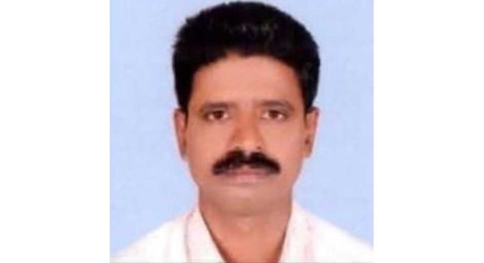 അപകീർത്തി പ്രചരണം നടത്തിയെന്ന് പ്രഥമ അധ്യാപിക പരാതി നൽകി ; പോലീസ് വിളിപ്പിച്ച പ്യൂൺ മരിച്ച നിലയിൽ കണ്ടെത്തി അപകീർത്തി പ്രചരണം നടത്തിയെന്ന് പ്രഥമ അധ്യാപിക പരാതി നൽകി ; പോലീസ് വിളിപ്പിച്ച പ്യൂൺ മരിച്ച നിലയിൽ കണ്ടെത്തി