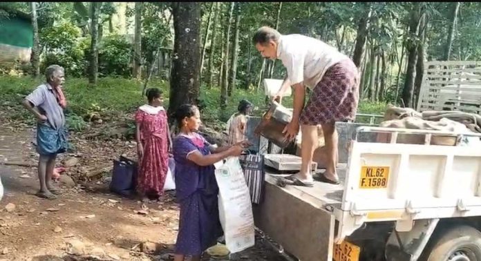 ഉന്നതികളില് ഓടിയെത്തി റേഷന്കട ; ഇതുവരെ വിതരണം ചെയ്തത് 2,98,096 കിലോ ഭക്ഷ്യധാന്യം ഉന്നതികളില് ഓടിയെത്തി റേഷന്കട ; ഇതുവരെ വിതരണം ചെയ്തത് 2,98,096 കിലോ ഭക്ഷ്യധാന്യം