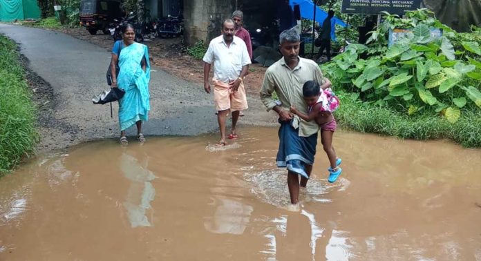 അറയ്ക്കമൺ – ചേന്നംപാറ റോഡിൽ വെള്ളക്കെട്ട് രൂക്ഷം അറയ്ക്കമൺ – ചേന്നംപാറ റോഡിൽ വെള്ളക്കെട്ട് രൂക്ഷം