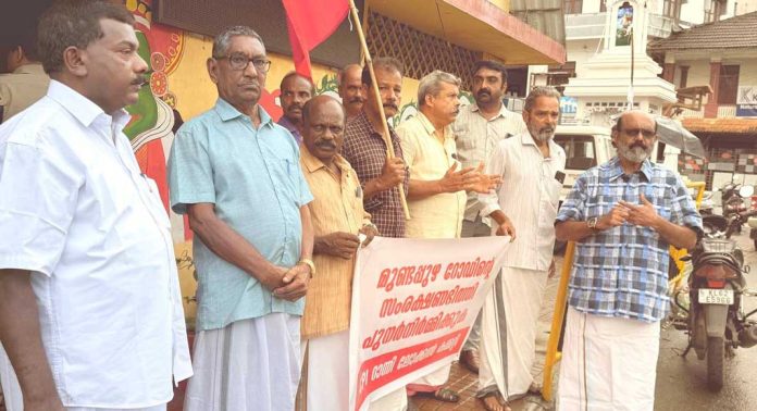 പെരുമ്പുഴ ബസ് സ്റ്റാന്ഡ് – മുണ്ടപ്പുഴ റോഡിൽ തകർന്ന സംരക്ഷണ ഭിത്തി അടിയന്തിരമായി പുനർനിർമ്മിച്ച് റോഡ് സഞ്ചാരയോഗ്യമാക്കണം പെരുമ്പുഴ ബസ് സ്റ്റാന്ഡ് – മുണ്ടപ്പുഴ റോഡിൽ തകർന്ന സംരക്ഷണ ഭിത്തി അടിയന്തിരമായി പുനർനിർമ്മിച്ച് റോഡ് സഞ്ചാരയോഗ്യമാക്കണം
