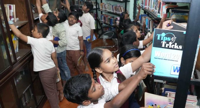വായനദിനത്തിൽ ഓട്ടോമേറ്റഡ് ലൈബ്രറി പരിചയപ്പെട്ട് കുട്ടികൾ വായനദിനത്തിൽ ഓട്ടോമേറ്റഡ് ലൈബ്രറി പരിചയപ്പെട്ട് കുട്ടികൾ