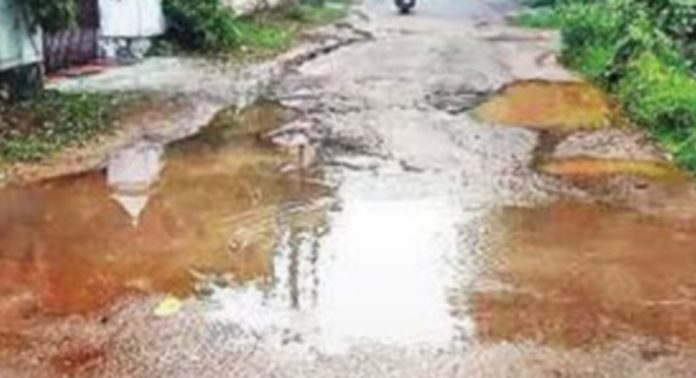 തകർന്നു തരിപ്പണമായി പാലമൂട്-ആഞ്ഞിലിമൂട് റോഡുംതാമരക്കുളം-പച്ചക്കാട് റോഡും തകർന്നു തരിപ്പണമായി പാലമൂട്-ആഞ്ഞിലിമൂട് റോഡുംതാമരക്കുളം-പച്ചക്കാട് റോഡും
