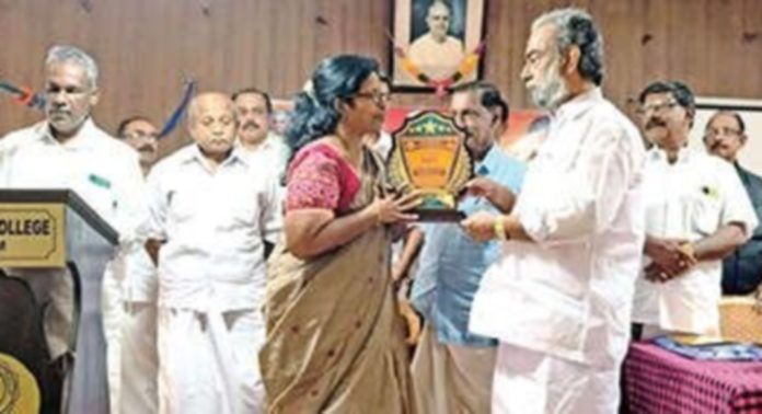 എൻഎസ്എസ് പന്തളം യൂണിയന്റെ പരിധിയിൽ എസ്എസ്എൽസി പരീക്ഷയ്ക്ക് നൂറുശതമാനം വിജയം നേടിയ എൻഎസ്എസ് സ്കൂളുകളെ അനുമോദിച്ചു എൻഎസ്എസ് പന്തളം യൂണിയന്റെ പരിധിയിൽ എസ്എസ്എൽസി പരീക്ഷയ്ക്ക് നൂറുശതമാനം വിജയം നേടിയ എൻഎസ്എസ് സ്കൂളുകളെ അനുമോദിച്ചു