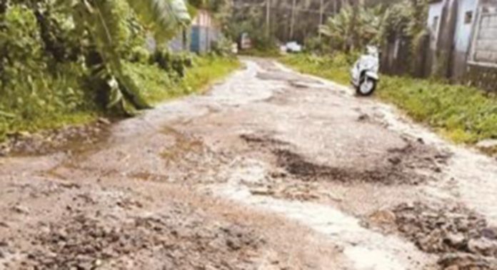 ചെറുകോൽ പഞ്ചായത്തിലെ മുഴുവൻ റോഡുകളും തകർന്നു ചെറുകോൽ പഞ്ചായത്തിലെ മുഴുവൻ റോഡുകളും തകർന്നു