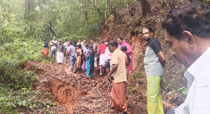 കുളങ്ങാട്ട് മലയിൽ വിള്ളൽ കണ്ടെത്തി ; മുപ്പതോളം കുടുംബങ്ങളെ സുരക്ഷിതസ്ഥാനത്തേക്ക് മാറ്റി കുളങ്ങാട്ട് മലയിൽ വിള്ളൽ കണ്ടെത്തി ; മുപ്പതോളം കുടുംബങ്ങളെ സുരക്ഷിതസ്ഥാനത്തേക്ക് മാറ്റി
