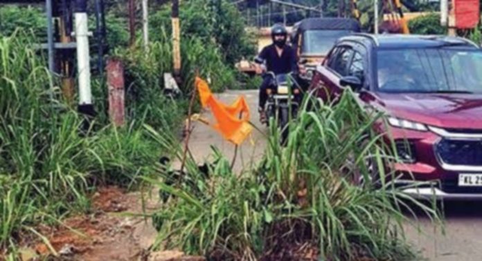 ഹരിപ്പാട് പള്ളിപ്പാട് റോഡ് ഇടിഞ്ഞുതാഴ്ന്നു ഹരിപ്പാട് പള്ളിപ്പാട് റോഡ് ഇടിഞ്ഞുതാഴ്ന്നു