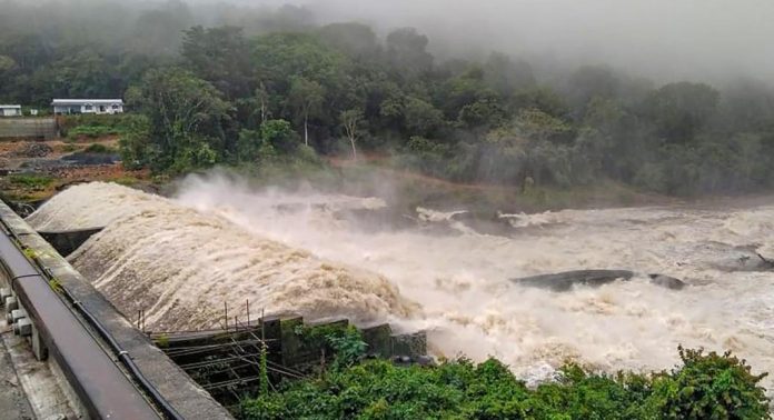 ശക്തമായ കാറ്റിലും മഴയിലും ചാലക്കുടി മേഖലയില് കനത്ത നാശനഷ്ടം ശക്തമായ കാറ്റിലും മഴയിലും ചാലക്കുടി മേഖലയില് കനത്ത നാശനഷ്ടം
