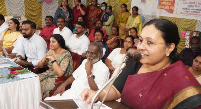 അങ്കണവാടി ജീവനക്കാരുടെ സേവന വേതന വ്യവസ്ഥ പരിഷ്കരിക്കും : മന്ത്രി വീണാ ജോര്ജ് അങ്കണവാടി ജീവനക്കാരുടെ സേവന വേതന വ്യവസ്ഥ പരിഷ്കരിക്കും : മന്ത്രി വീണാ ജോര്ജ്