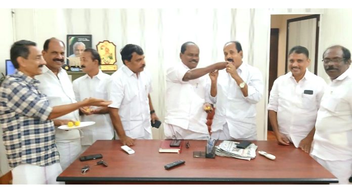 യു.ഡി.എഫ് വിജയം രാജീവ് ഭവനിൽ മധുര വിതരണം നടത്തി യു.ഡി.എഫ് വിജയം രാജീവ് ഭവനിൽ മധുര വിതരണം നടത്തി