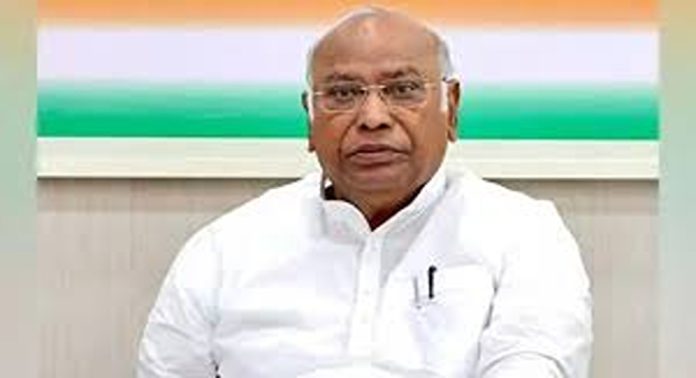 മോദി സർക്കാരിന്റെ ഭരണം ജനാധിപത്യത്തിനും സാമ്പത്തിക മേഖലക്കും സാമൂഹിക കെട്ടുറപ്പിനും കനത്ത പ്രഹരമേൽപ്പിച്ചെന്ന് മല്ലികാർജുൻ ഖാർഗെ മോദി സർക്കാരിന്റെ ഭരണം ജനാധിപത്യത്തിനും സാമ്പത്തിക മേഖലക്കും സാമൂഹിക കെട്ടുറപ്പിനും കനത്ത പ്രഹരമേൽപ്പിച്ചെന്ന് മല്ലികാർജുൻ ഖാർഗെ