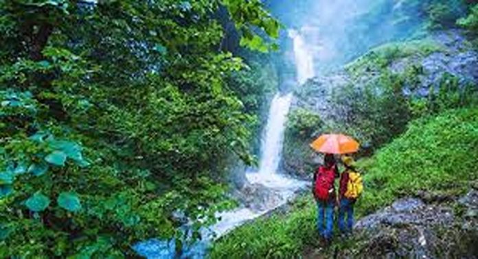 വെള്ളച്ചാട്ടത്തില് വീണ് ഒഴുകിപ്പോയ പതിനൊന്നുകാരന് അത്ഭുതകരമായി രക്ഷപെട്ടു വെള്ളച്ചാട്ടത്തില് വീണ് ഒഴുകിപ്പോയ പതിനൊന്നുകാരന് അത്ഭുതകരമായി രക്ഷപെട്ടു