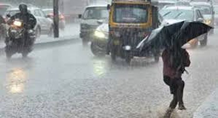 സംസ്ഥാനത്ത് ചൊവ്വാഴ്ചയോടെ മഴ കനക്കുമെന്ന് കേന്ദ്ര കാലാവസ്ഥാ വകുപ്പ് സംസ്ഥാനത്ത് ചൊവ്വാഴ്ചയോടെ മഴ കനക്കുമെന്ന് കേന്ദ്ര കാലാവസ്ഥാ വകുപ്പ്
