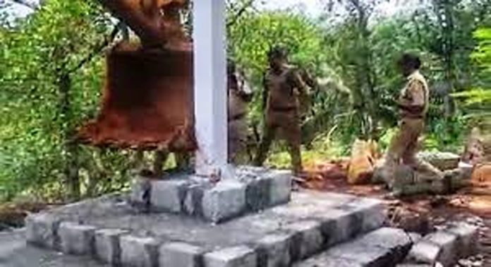 തൊമ്മൻകുത്തിൽ കുരിശ് സ്ഥാപിച്ച സംഭവത്തിൽ വൈദികർക്ക് നോട്ടീസ് നൽകേണ്ടെന്ന് വനം വകുപ്പ് തൊമ്മൻകുത്തിൽ കുരിശ് സ്ഥാപിച്ച സംഭവത്തിൽ വൈദികർക്ക് നോട്ടീസ് നൽകേണ്ടെന്ന് വനം വകുപ്പ്