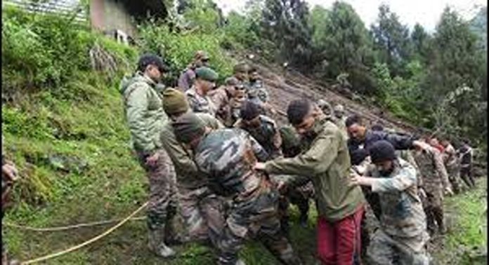 സിക്കിമിലെ സൈനിക ക്യാമ്പിലെ മണ്ണിടിച്ചിലില് മൂന്ന് സൈനികര് മരിച്ചു സിക്കിമിലെ സൈനിക ക്യാമ്പിലെ മണ്ണിടിച്ചിലില് മൂന്ന് സൈനികര് മരിച്ചു