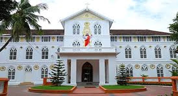 അങ്കമാലി അതിരൂപത ആസ്ഥാനത്ത് വൈദിക സമിതി യോഗത്തിനിടെ സിനഡ് അനുകൂലികളുടെ പ്രതിഷേധം അങ്കമാലി അതിരൂപത ആസ്ഥാനത്ത് വൈദിക സമിതി യോഗത്തിനിടെ സിനഡ് അനുകൂലികളുടെ പ്രതിഷേധം
