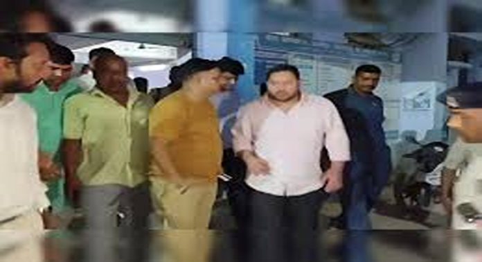 തേജസ്വി യാദവിന്റെ വാഹനവ്യൂഹത്തിലേക്ക് ട്രെക്ക് ഇടിച്ച് കയറി അപകടം തേജസ്വി യാദവിന്റെ വാഹനവ്യൂഹത്തിലേക്ക് ട്രെക്ക് ഇടിച്ച് കയറി അപകടം