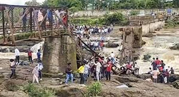പൂനെയിൽ പാലം തകർന്ന് ആറുപേർ മരിച്ചതായി റിപ്പോർട്ട് പൂനെയിൽ പാലം തകർന്ന് ആറുപേർ മരിച്ചതായി റിപ്പോർട്ട്