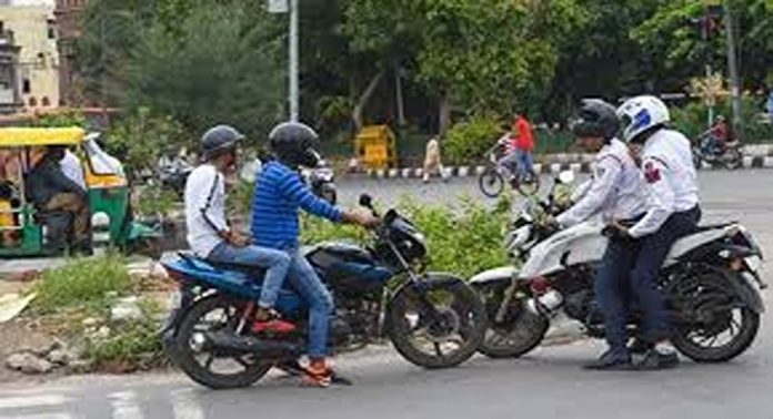 ഇരുചക്ര വാഹനങ്ങള്ക്ക് എബിഎസും രണ്ട് ഹെല്മെറ്റും നിര്ബന്ധമാക്കി കേന്ദ്ര ഗതാഗതവകുപ്പ് ഇരുചക്ര വാഹനങ്ങള്ക്ക് എബിഎസും രണ്ട് ഹെല്മെറ്റും നിര്ബന്ധമാക്കി കേന്ദ്ര ഗതാഗതവകുപ്പ്