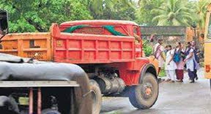 സ്കൂൾ സമയത്ത് കുട്ടികളുടെ സുരക്ഷ ഉറപ്പാക്കുന്നതിൻ്റെ ഭാഗമായി ടിപ്പർ വാഹനങ്ങളുടെ സമയത്തിൽ നിയന്ത്രണം ഏർപ്പെടുത്തി സ്കൂൾ സമയത്ത് കുട്ടികളുടെ സുരക്ഷ ഉറപ്പാക്കുന്നതിൻ്റെ ഭാഗമായി ടിപ്പർ വാഹനങ്ങളുടെ സമയത്തിൽ നിയന്ത്രണം ഏർപ്പെടുത്തി