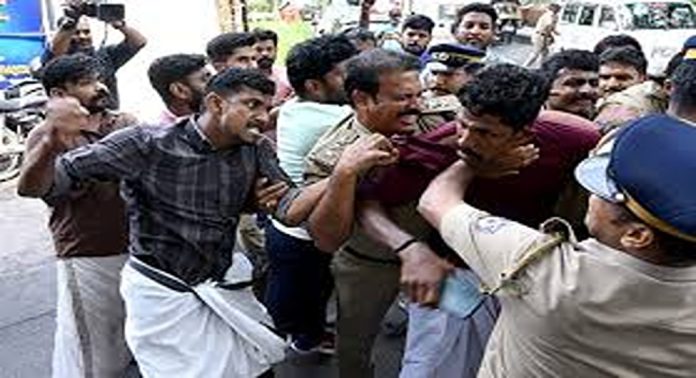 ഗവർണർ പങ്കെടുക്കുന്ന പരിപാടിയിൽ കാവിക്കൊടിയേന്തിയ ഭാരതാംബയുടെ ചിത്രംവെച്ചതിൽ പ്രതിഷേധം ഗവർണർ പങ്കെടുക്കുന്ന പരിപാടിയിൽ കാവിക്കൊടിയേന്തിയ ഭാരതാംബയുടെ ചിത്രംവെച്ചതിൽ പ്രതിഷേധം