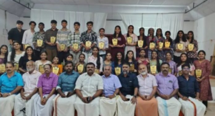ഏഴംകുളം ദേവീക്ഷേത്ര ഭരണസമിതിയുടെ നേതൃത്വത്തിൽ പ്രതിഭാസംഗമം നടത്തി ഏഴംകുളം ദേവീക്ഷേത്ര ഭരണസമിതിയുടെ നേതൃത്വത്തിൽ പ്രതിഭാസംഗമം നടത്തി