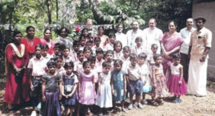 ചെമ്പക മുത്തശ്ശിയെ ആദരിച്ച് എഴുമറ്റൂർ പള്ളിക്കുന്ന് സി.എം.എസ്.എൽ. പി. സ്കൂള് വിദ്യാര്ഥികള് ചെമ്പക മുത്തശ്ശിയെ ആദരിച്ച് എഴുമറ്റൂർ പള്ളിക്കുന്ന് സി.എം.എസ്.എൽ. പി. സ്കൂള് വിദ്യാര്ഥികള്