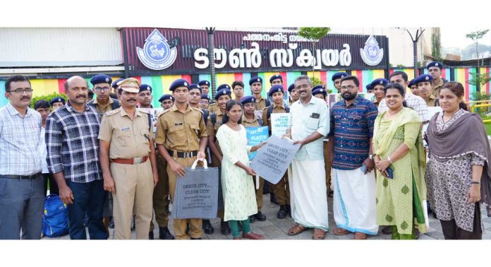 പ്ലാസ്റ്റിക് വേണ്ട യാത്രക്കാർക്ക് തുണിസഞ്ചി നൽകി കുട്ടിപോലീസ് പ്ലാസ്റ്റിക് വേണ്ട യാത്രക്കാർക്ക് തുണിസഞ്ചി നൽകി കുട്ടിപോലീസ്