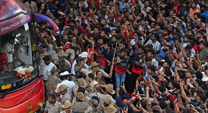 ഐപിഎൽ കിരീടനേട്ട ആഘോഷത്തിനിടെ തിക്കിലും തിരക്കിലുംപെട്ട് 11 പേർ മരിച്ച സംഭവത്തിൽ കൂടുതൽ വിവരങ്ങൾ പുറത്ത് ഐപിഎൽ കിരീടനേട്ട ആഘോഷത്തിനിടെ തിക്കിലും തിരക്കിലുംപെട്ട് 11 പേർ മരിച്ച സംഭവത്തിൽ കൂടുതൽ വിവരങ്ങൾ പുറത്ത്
