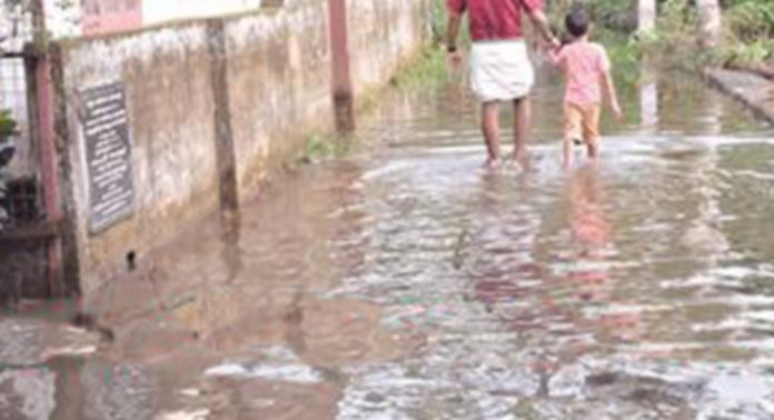 കാവുംഭാഗം – ചാത്തങ്കരി റോഡ് ഉന്നത നിലവാരത്തിൽ നിർമിച്ചതിനു പിന്നാലെ ഉപ റോഡുകൾ വെള്ളത്തിലായി കാവുംഭാഗം – ചാത്തങ്കരി റോഡ് ഉന്നത നിലവാരത്തിൽ നിർമിച്ചതിനു പിന്നാലെ ഉപ റോഡുകൾ വെള്ളത്തിലായി