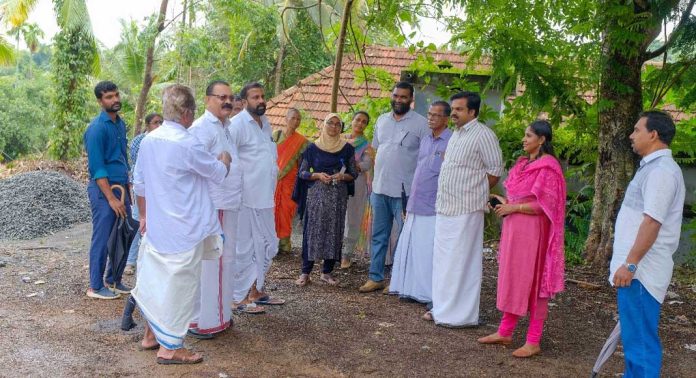 മലയാലപ്പുഴ ബസ് സ്റ്റേഷൻ നിർമ്മിക്കുന്നതിനായി പൊതുമരാമത്ത് വകുപ്പ് ഉദ്യോഗസ്ഥർക്കൊപ്പം അഡ്വ. കെ യു ജനീഷ് കുമാർ എം എൽ എ സ്ഥല പരിശോധന നടത്തി മലയാലപ്പുഴ ബസ് സ്റ്റേഷൻ നിർമ്മിക്കുന്നതിനായി പൊതുമരാമത്ത് വകുപ്പ് ഉദ്യോഗസ്ഥർക്കൊപ്പം അഡ്വ. കെ യു ജനീഷ് കുമാർ എം എൽ എ സ്ഥല പരിശോധന നടത്തി
