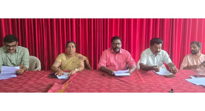 മണ്ണടി ചെട്ടിയാരഴികത്ത് പാലം അപ്രോച്ച് റോഡ് നവീകരിക്കും : ഡെപ്യൂട്ടി സ്പീക്കര് മണ്ണടി ചെട്ടിയാരഴികത്ത് പാലം അപ്രോച്ച് റോഡ് നവീകരിക്കും : ഡെപ്യൂട്ടി സ്പീക്കര്
