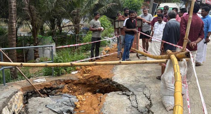 തകർന്ന അത്തിക്കയം കൊച്ചു പാലത്തിൻറെ അപ്രോച്ച് റോഡ് അടിയന്തിരമായി പുനരുദ്ധരിക്കാൻ നടപടി സ്വീകരിക്കണമെന്ന് വാട്ടർ അതോറിറ്റി അധികൃതരോട് അഡ്വ. പ്രമോദ് നാരായണ് എംഎൽഎ തകർന്ന അത്തിക്കയം കൊച്ചു പാലത്തിൻറെ അപ്രോച്ച് റോഡ് അടിയന്തിരമായി പുനരുദ്ധരിക്കാൻ നടപടി സ്വീകരിക്കണമെന്ന് വാട്ടർ അതോറിറ്റി അധികൃതരോട് അഡ്വ. പ്രമോദ് നാരായണ് എംഎൽഎ