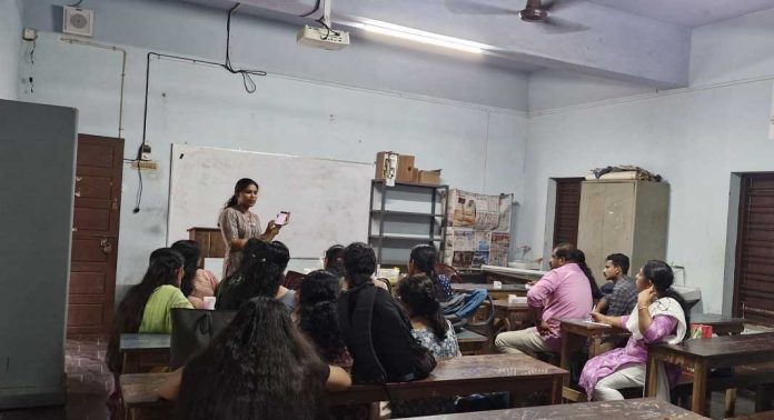 ഹരിത കേരളം മിഷന്റെ നേതൃത്വത്തില് കോന്നി സര്ക്കാര് ഹയര് സെക്കന്ഡറി സ്കൂളില് അധ്യാപകര്ക്ക് പരിശീലനം പരിശീലനം സംഘടിപ്പിച്ചു ഹരിത കേരളം മിഷന്റെ നേതൃത്വത്തില് കോന്നി സര്ക്കാര് ഹയര് സെക്കന്ഡറി സ്കൂളില് അധ്യാപകര്ക്ക് പരിശീലനം പരിശീലനം സംഘടിപ്പിച്ചു