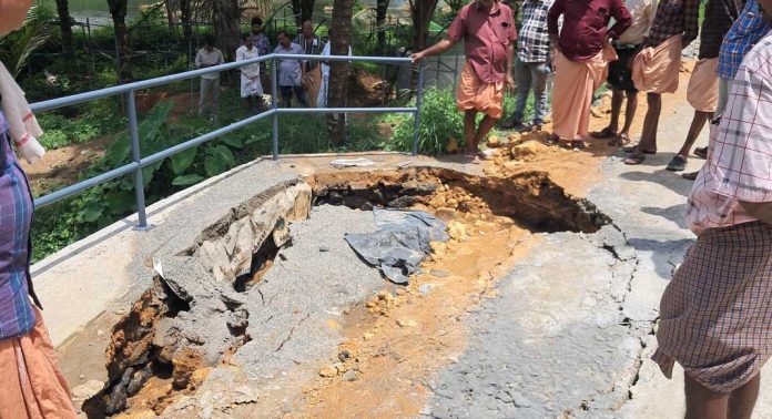 കടുമീന്ചിറ അത്തിക്കയം റോഡിന്റെ കരണംകുത്തി തോടിനു കുറുകെയുള്ള പാലത്തിന്റെ അപ്രോച്ച് റോഡ് തകർന്നു കടുമീന്ചിറ അത്തിക്കയം റോഡിന്റെ കരണംകുത്തി തോടിനു കുറുകെയുള്ള പാലത്തിന്റെ അപ്രോച്ച് റോഡ് തകർന്നു