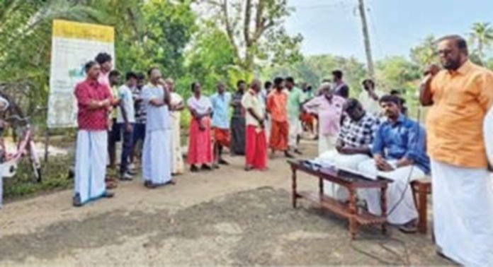 കടത്തുവള്ളമില്ല ; ആനാരിക്കടവിൽ നാട്ടുകാർ പ്രതിഷേധിച്ചു കടത്തുവള്ളമില്ല ; ആനാരിക്കടവിൽ നാട്ടുകാർ പ്രതിഷേധിച്ചു
