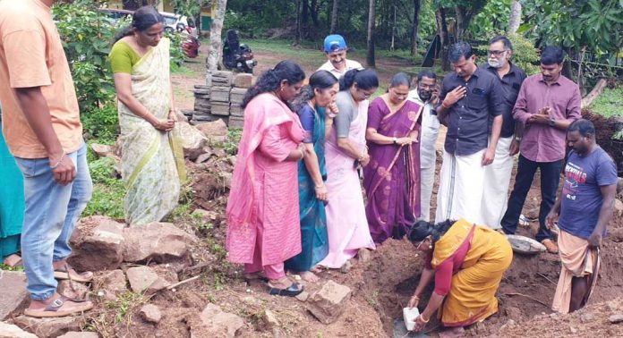കുമ്പനാട് ഗവ. യു.പി. സ്കൂളിന് നിര്മ്മിക്കുന്ന കിച്ചണ് ഷെഡ് പദ്ധതിയുടെ തറക്കല്ലിടീല് നടന്നു കുമ്പനാട് ഗവ. യു.പി. സ്കൂളിന് നിര്മ്മിക്കുന്ന കിച്ചണ് ഷെഡ് പദ്ധതിയുടെ തറക്കല്ലിടീല് നടന്നു