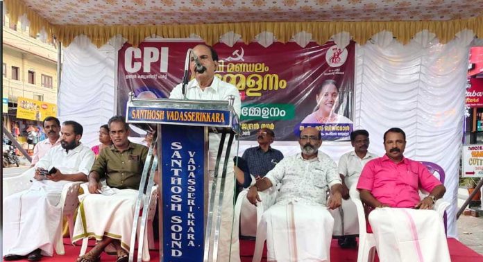 ജനാധിപത്യ രാജ്യത്തെ സര്ക്കാര് സംവിധാനങ്ങളെ കാവി പുതപ്പിക്കാനുള്ള സംഘപരിവാറിന്റെ രാഷ്ട്രീയം നമ്മള് തിരിച്ചറിയണമെന്ന് സി.പി.ഐ ജനാധിപത്യ രാജ്യത്തെ സര്ക്കാര് സംവിധാനങ്ങളെ കാവി പുതപ്പിക്കാനുള്ള സംഘപരിവാറിന്റെ രാഷ്ട്രീയം നമ്മള് തിരിച്ചറിയണമെന്ന് സി.പി.ഐ