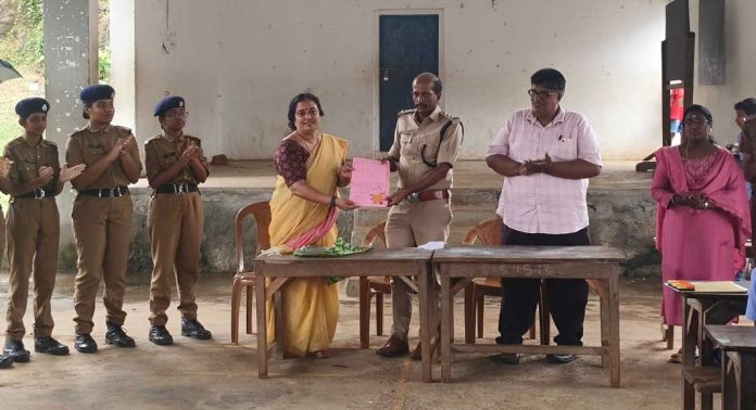 സീതത്തോട് എസ് പി സി ദി മിറർ മാസിക പ്രസിദ്ധീകരിച്ചു സീതത്തോട് എസ് പി സി ദി മിറർ മാസിക പ്രസിദ്ധീകരിച്ചു