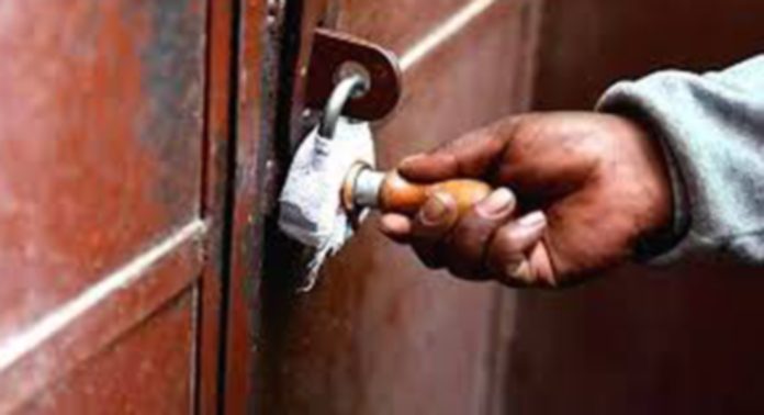 ജപ്തിയുടെ ഭാഗമായി കടമ്പനാട് സഹകരണ ബാങ്ക് അധികൃതര് വീട്ടിലെ ഫർണിച്ചർ എടുക്കാൻ ശ്രമിച്ചെന്ന പരാതിയുമായി വീട്ടമ്മ ജപ്തിയുടെ ഭാഗമായി കടമ്പനാട് സഹകരണ ബാങ്ക് അധികൃതര് വീട്ടിലെ ഫർണിച്ചർ എടുക്കാൻ ശ്രമിച്ചെന്ന പരാതിയുമായി വീട്ടമ്മ
