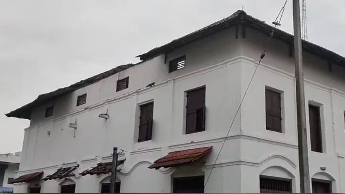 മാളയിലെ ജൂത സിനഗോഗിന്റെ മേൽക്കൂര തകർന്നു വീണ് അപകടം മാളയിലെ ജൂത സിനഗോഗിന്റെ മേൽക്കൂര തകർന്നു വീണ് അപകടം