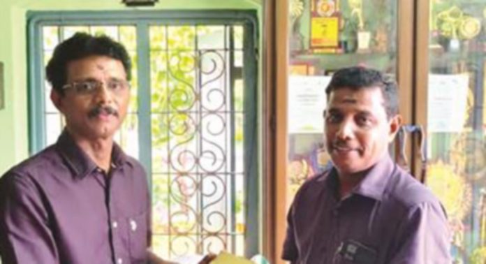 ഹെഡ്മാസ്റ്റര് പദവി സഹോദരന് കൈമാറി ശ്രീകുമാർ പടിയിറങ്ങി ഹെഡ്മാസ്റ്റര് പദവി സഹോദരന് കൈമാറി ശ്രീകുമാർ പടിയിറങ്ങി