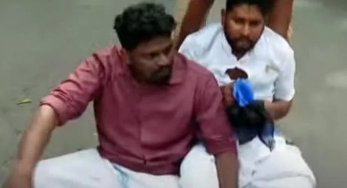 പ്ലസ് വൺ സീറ്റ് പ്രതിസന്ധി ; വി.ശിവൻകുട്ടിക്ക് നേരെ കെഎസ്യുവിൻറെ കരിങ്കൊടി പ്രതിഷേധം പ്ലസ് വൺ സീറ്റ് പ്രതിസന്ധി ; വി.ശിവൻകുട്ടിക്ക് നേരെ കെഎസ്യുവിൻറെ കരിങ്കൊടി പ്രതിഷേധം