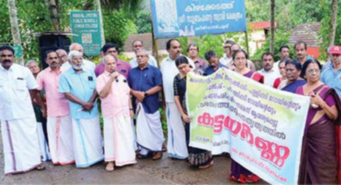 റോഡുകളുടെ ശോച്യാവസ്ഥ പരിഹരിക്കണമെന്ന് ആവശ്യപ്പെട്ട് കീഴ്വായ്പൂര് പൗരസംഘത്തിന്റെ നേതൃത്വത്തിൽ നാട്ടുകാർ പോലീസ് സ്റ്റേഷൻ കവലയിൽ ധർണ നടത്തി റോഡുകളുടെ ശോച്യാവസ്ഥ പരിഹരിക്കണമെന്ന് ആവശ്യപ്പെട്ട് കീഴ്വായ്പൂര് പൗരസംഘത്തിന്റെ നേതൃത്വത്തിൽ നാട്ടുകാർ പോലീസ് സ്റ്റേഷൻ കവലയിൽ ധർണ നടത്തി